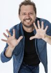 puedes-contratar-el-Monaguillo--presentador-monologuista-eventos-de-empresa-Circodelia Pro