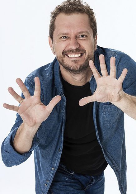 puedes-contratar-el-Monaguillo--presentador-monologuista-eventos-de-empresa-Circodelia Pro