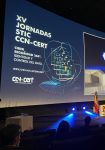Presentadora informativa dirigiendo congreso empresarial con estilo profesional