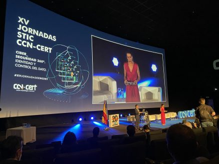 Presentadora informativa dirigiendo congreso empresarial con estilo profesional
