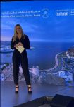 Presentadora profesional en evento corporativo en inglés para empresas internacionales