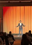 Presentador cómico animando un evento de empresa