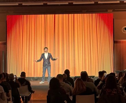 Presentador cómico animando un evento de empresa