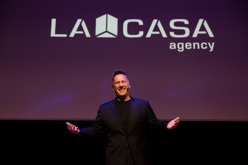 Carlos Latre como maestro de ceremonias en un evento de La Casa Agency