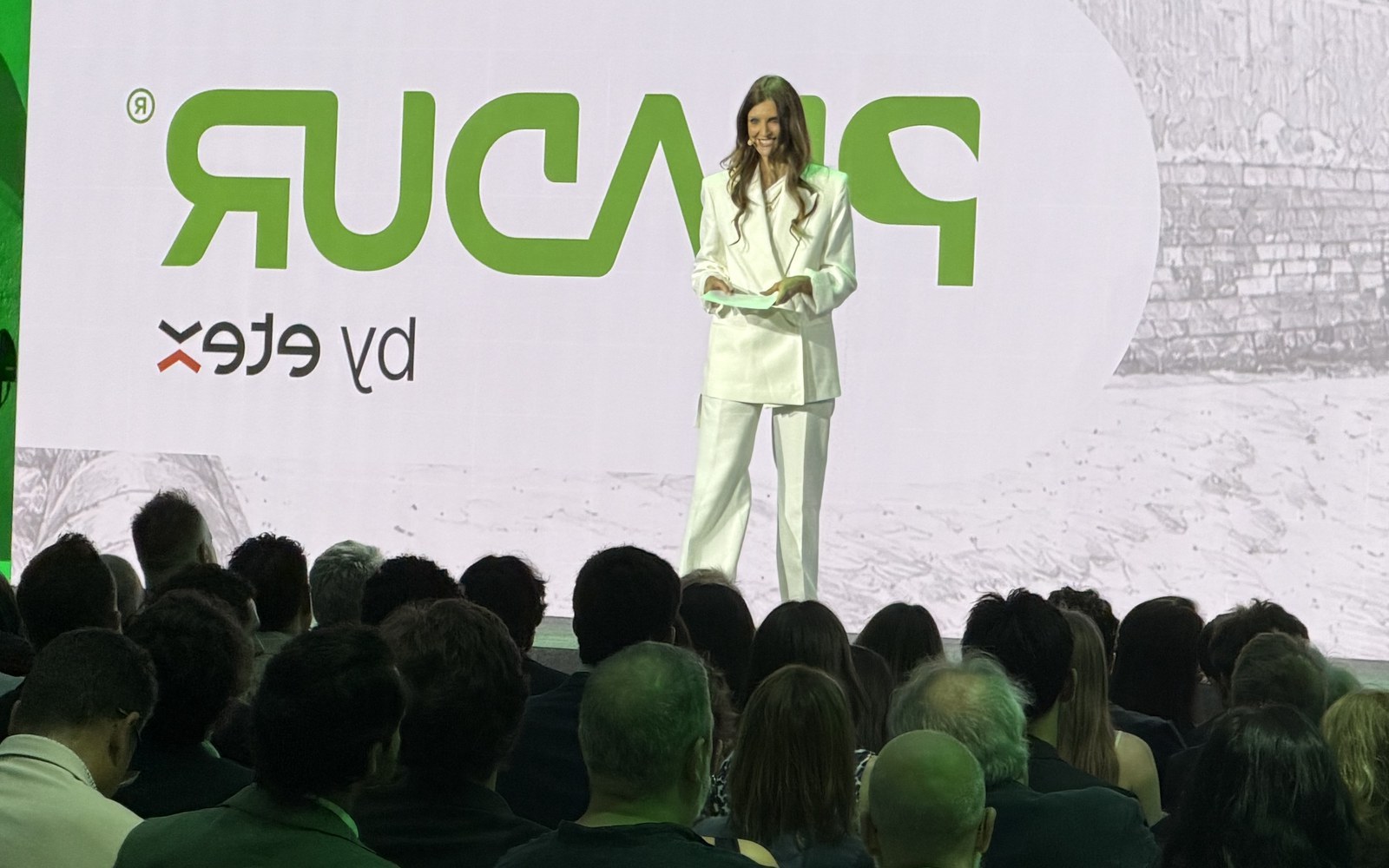 Diana Pereira presentando una gala ibérica de Pladur ante asistentes de España y Portugal