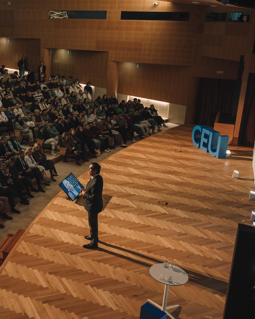 Mario Alonso Puig impartiendo una conferencia para la comunidad CEU en un auditorio con el logotipo CEU visible