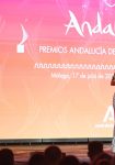 Presentadora multilingüe conduciendo una gala de premios corporativa