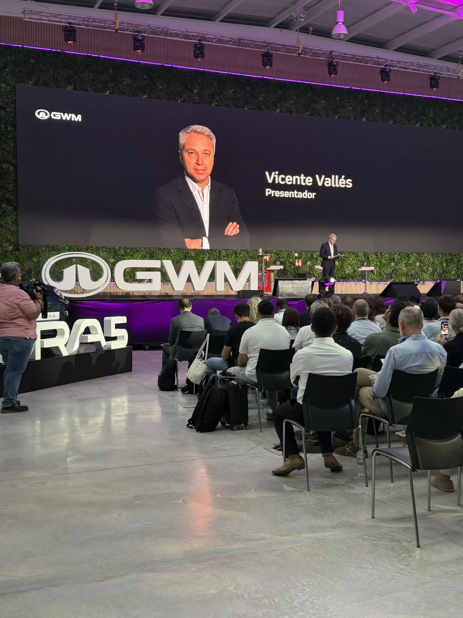 Vicente Vallés presentando el evento oficial de GWM en España ante público corporativo